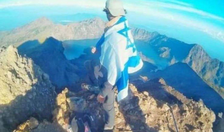 رفع علم الكيان الصهيوني في جزيرة سقطرى  "رفرف عزيزاً يآ ألم "